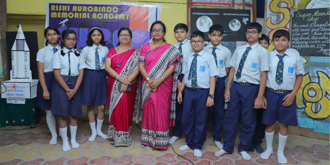 “Buy a pair of binoculars this Pujas and look up at the night sky,” says Birla Planetarium scientist Shilpa Gupta to students of Rishi Aurobindo Memorial Academy