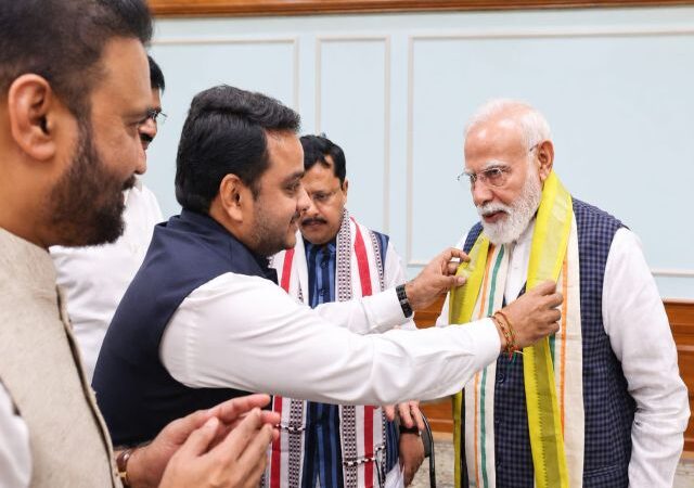 ​Andhra’s Iconic Mangalagiri Weave Reaches PM Modi as Vijay Chintakayala Marks National Handloom Day